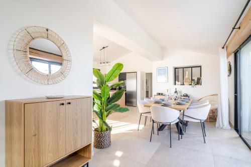 - une salle à manger et une cuisine avec une table et un miroir dans l'établissement Domaine la bergerie st cyprien Internet 4 chambres, à Saint-Cyprien