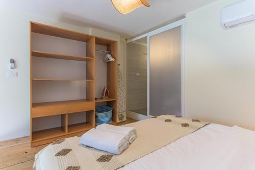Ein Bett oder Betten in einem Zimmer der Unterkunft Sea Lofts - Kfar Abida Oceanfront Retreats