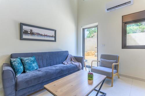 Ein Sitzbereich in der Unterkunft Sea Lofts - Kfar Abida Oceanfront Retreats