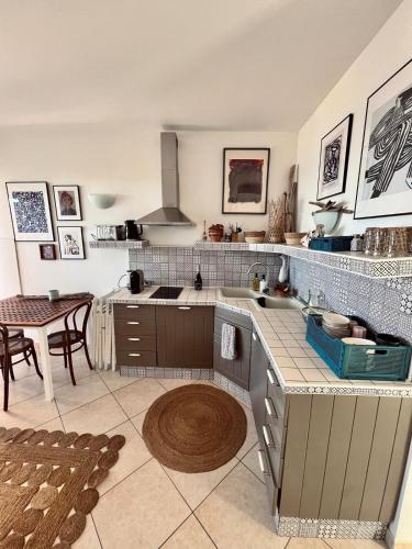 une cuisine avec un évier et une table à l'intérieur dans l'établissement Corsica Sant Ambroggio House of Blanche, à Lumio