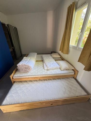 deux lits superposés dans une chambre avec fenêtre dans l'établissement F3 jacuzzi jardin, à Lattes