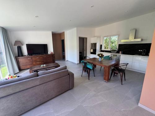 un salon avec un canapé et une table dans l'établissement F3 jacuzzi jardin, à Lattes