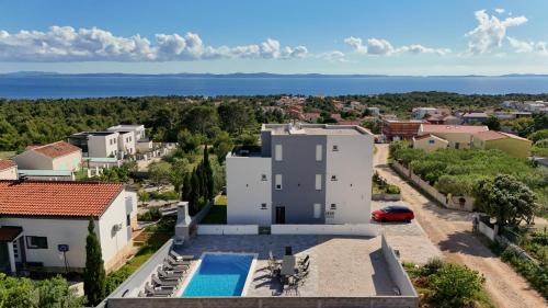 CROWONDER Apartment Complex M&M Sky View with Swimming Pool
