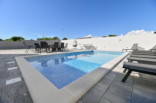 Bassein majutusasutuses CROWONDER Apartment Complex M&M Sky View with Swimming Pool või selle lähedal