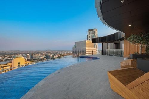 una gran piscina en la parte superior de un edificio en KozyGuru | Brisbane CBD | 1 Bed APT | Spire, en Brisbane