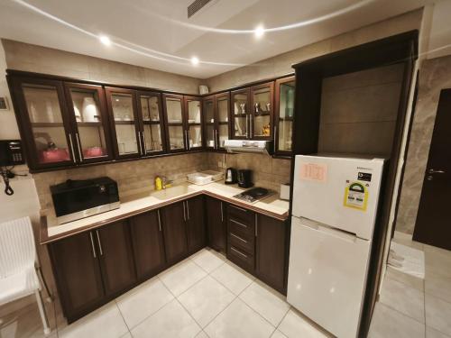 Η κουζίνα ή μικρή κουζίνα στο قصر راش للشقق المخدومة Rash Palace for residence suites