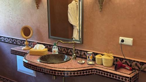 a bathroom counter with a sink and a mirror at Suite - Dar Tidyan Maison d'Hôtes - Ourika Valley in Igzi Ou Fella