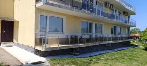 un edificio con balcone e tavolo sopra di Къща за гости ,,Лозница ГТ'' a Varna