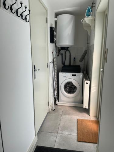a small laundry room with a washing machine in it at Aan de Wiericke in Driebruggen