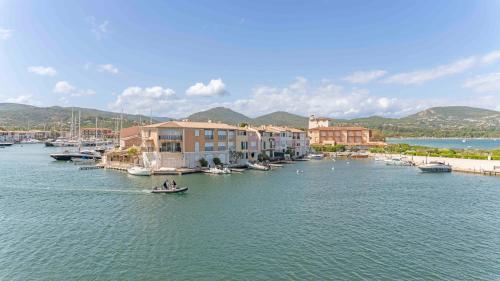 un groupe de bateaux sur l'eau dans un port dans l'établissement La VIGIE Port-Grimaud with view, à Grimaud