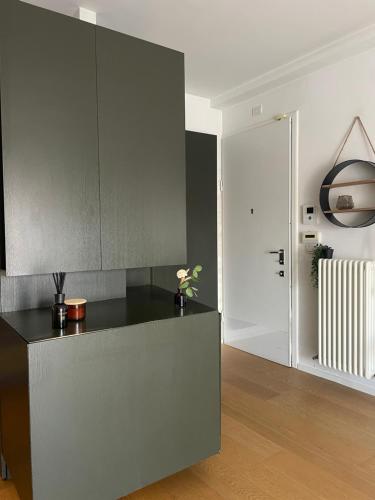 a kitchen with a black counter top in a room at Appartamento Vacanze ACQUA E SALE in Marotta