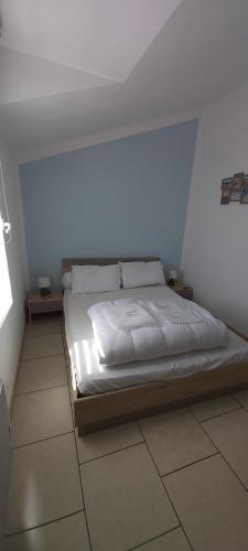 une chambre avec un grand lit dans une pièce dans l'établissement Maison des dunes, à 100m de la mer, à Saint-Hilaire-de-Riez