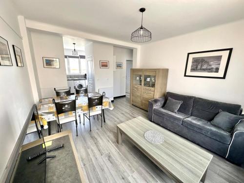 un salon avec un canapé et une table dans l'établissement Appartement à deux pas de la plage - 1 chambre, à Berck-sur-Mer