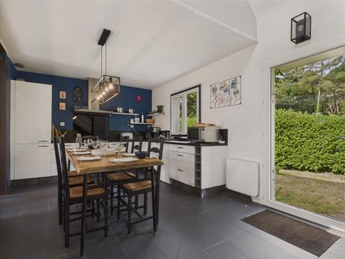 - une cuisine avec une table et des chaises en bois dans la chambre dans l'établissement Assérac - Pont Mahé - 300m Plage - 8 Personnes, à Assérac