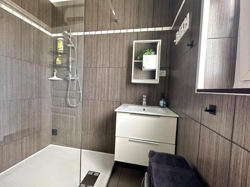 une salle de bain avec une douche, un lavabo et des toilettes dans l'établissement Appartement à deux pas de la plage - 1 chambre, à Berck-sur-Mer