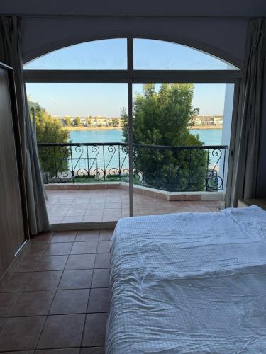 Ένα ή περισσότερα κρεβάτια σε δωμάτιο στο Razz Villa فيلا راز
