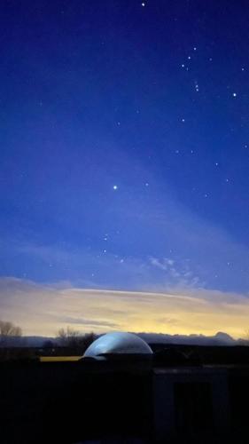 a view of a night sky with the stars at COSMOVEROS - Hotel Burbuja in Pedraza-Segovia