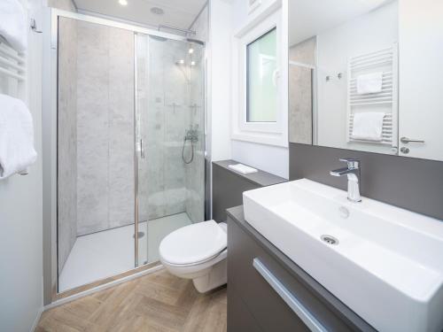 Et badeværelse på Moezel Lodge met hottub | 4 Personen