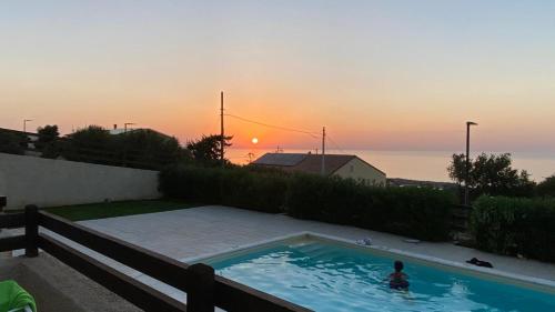 Η ανατολή ή δύση του ηλίου όπως φαίνεται από αυτό το διαμέρισμα ή από εκεί κοντά