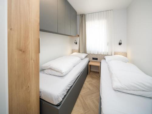 En eller flere senge i et værelse på Moezel Lodge met hottub | 4 Personen