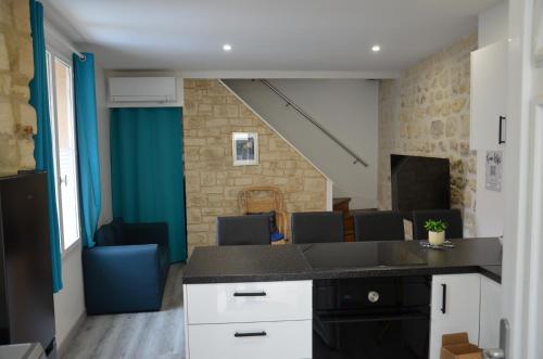 un bureau avec un bureau, des chaises et un escalier dans l'établissement Spacious house, near Paris, à Houilles