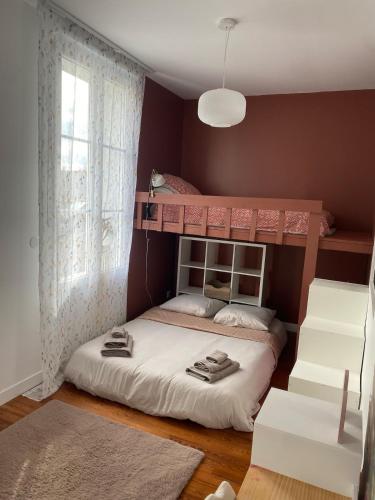 - une chambre pour enfants avec des lits superposés et une fenêtre dans l'établissement Le clos de Montherlant, à Saint-Crépin-Ibouvillers