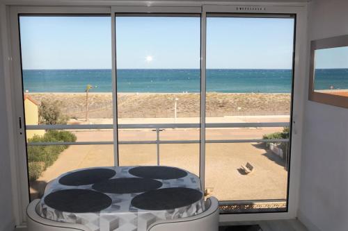 Studio vue mer acces direct à la plage avec parking