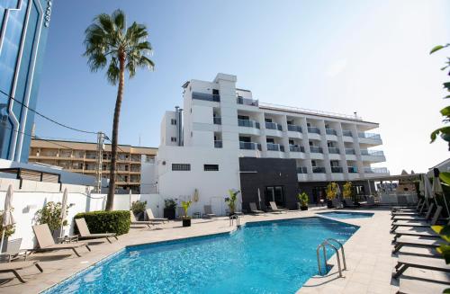 Bazén v ubytování Hotel RH Portocristo & Wellness nebo v jeho okolí