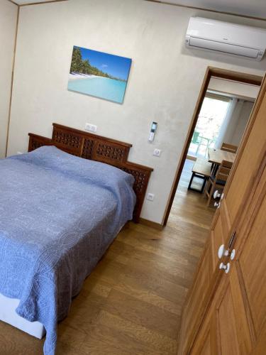 une chambre avec un lit et une porte coulissante en verre dans l'établissement T2 bala, à Porto-Vecchio