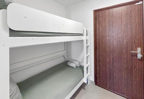 Ένα ή περισσότερα κρεβάτια σε δωμάτιο στο Studio confortable avec climatisation au Cap d'Agde avec port, plages et nature accessible à pied