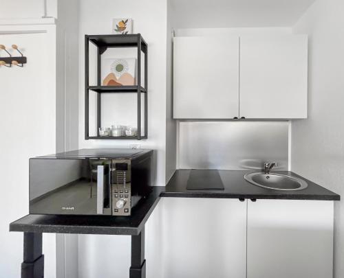 Η κουζίνα ή μικρή κουζίνα στο Studio confortable avec climatisation au Cap d'Agde avec port, plages et nature accessible à pied