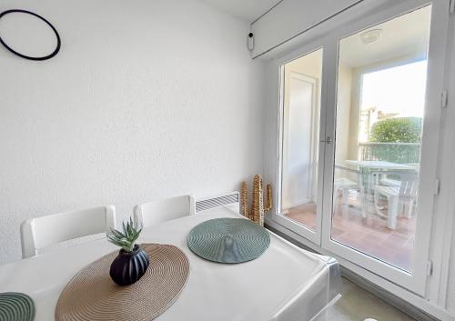 Μπαλκόνι ή βεράντα στο Studio confortable avec climatisation au Cap d'Agde avec port, plages et nature accessible à pied