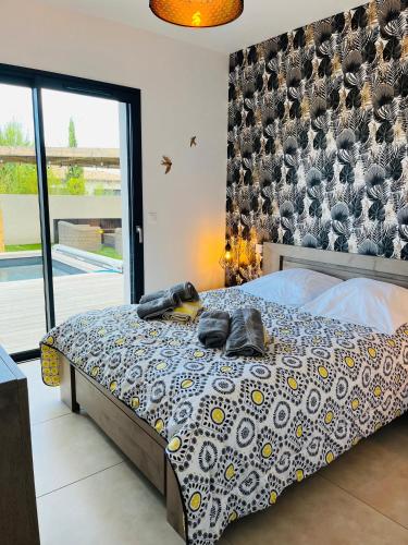 une chambre avec un lit avec des chaussures dessus dans l'établissement VILLA LE CORAIL ROUGE CORSE, à Lecci