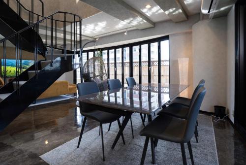 Ein Sitzbereich in der Unterkunft Zen House Umeda
