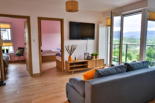 TV a/nebo společenská místnost v ubytování M&D apartamenty w Karkonoszach 2 sypialnie, salon z aneksem, balkon, widok na góry