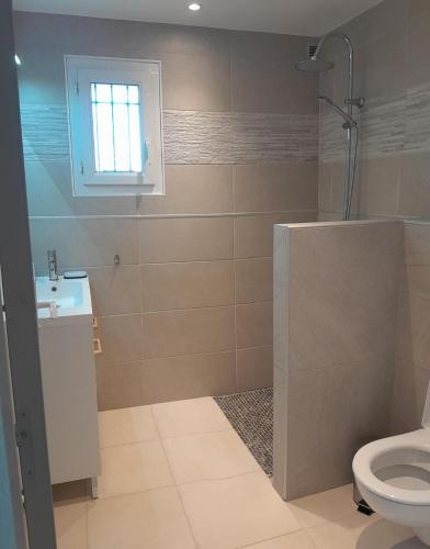 une salle de bain avec toilettes et lavabo dans l'établissement Gîte 4 personnes Gorges de l'Ardèche, à Saint-Marcel-dʼArdèche