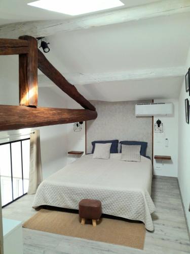 - une chambre avec un grand lit blanc aux accents bleus dans l'établissement Gîte 4 personnes Gorges de l'Ardèche, à Saint-Marcel-dʼArdèche