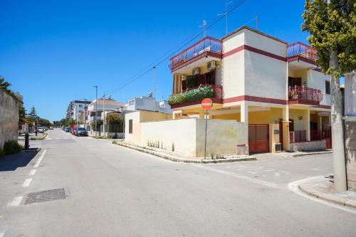 an empty street in front of a building at Casa - Merlino in Santo Spirito
