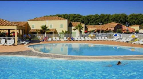 une personne dans l'eau d'une piscine dans l'établissement Lili Berges du Canal, à Béziers