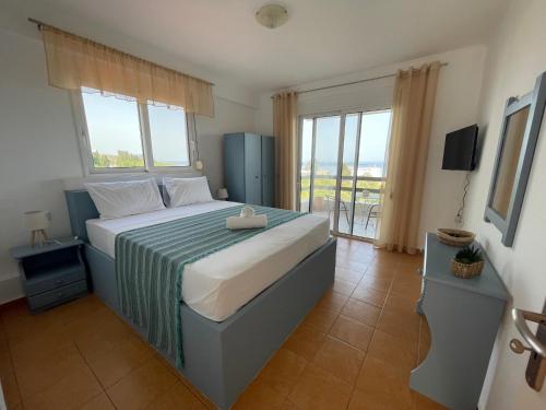 Postel nebo postele na pokoji v ubytování Plastiras Sea View Apartments
