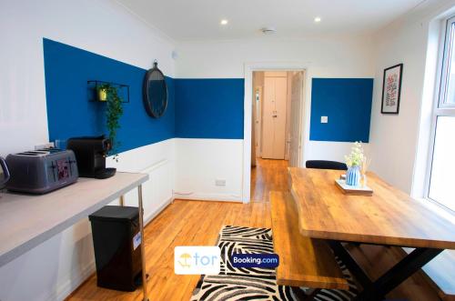 Dapur atau dapur kecil di Newport Junction House