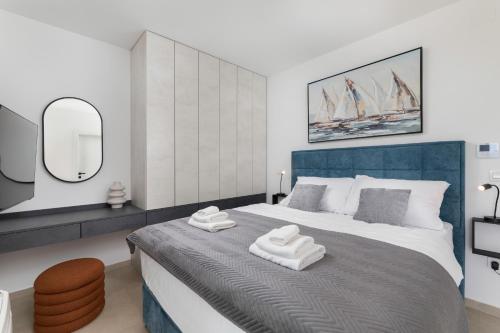 LinardićiにあるVilla Aurelia 3 with poolの大きなベッドとタオル2枚のある寝室