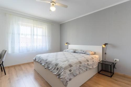 Posteľ alebo postele v izbe v ubytovaní Apartment in Cres with sea view, balcony, air conditioning, Wi-Fi (4249-1)
