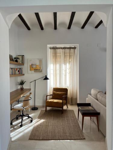 ein Wohnzimmer mit Sofa und Tisch in der Unterkunft Casa con jardín y piscina en Córdoba in Córdoba