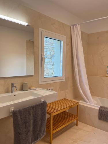 ein Badezimmer mit Badewanne, Waschbecken und Badewanne Tubermottermott in der Unterkunft Casa con jardín y piscina en Córdoba in Córdoba