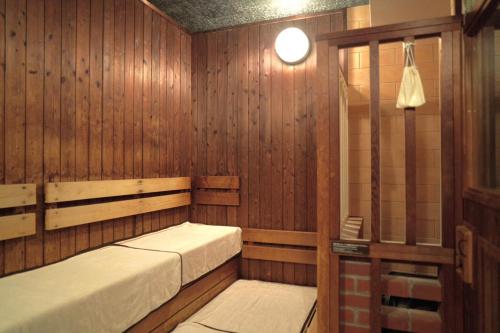 室兰多美迎东室兰酒店的一间木屋里有两张床的房间