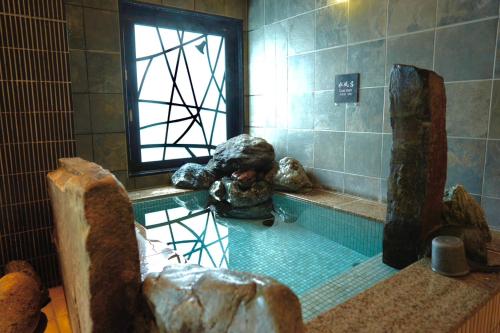 室兰多美迎东室兰酒店的带浴缸的浴室，浴缸里有一只熊