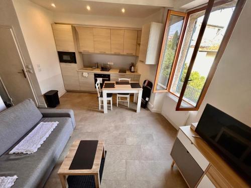 un salon avec un canapé et une table dans l'établissement Studio Fréjus, à La Celle-sous-Gouzon