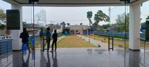 SHEHNAI RESORT Hotel & Restaurant في Jāmb: مجموعة من الناس واقفين داخل مبنى