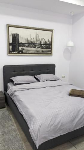 Un pat sau paturi într-o cameră la ExFactor apartment